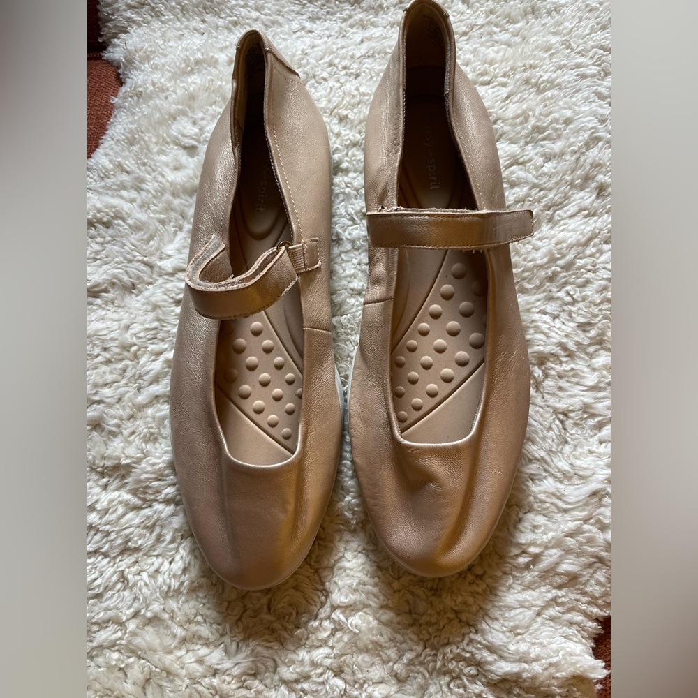 Easy Spirit Neutral Champagne Mary Jane Flats. Size 10. EUC